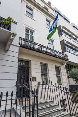 Londra 'daki Lesotho Yüksek Komisyonu ulusal bayrağı olan klasik bir binada yer almaktadır. Londra, İngiltere, 6 Nisan 2024