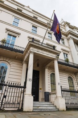 İngiltere, Londra 'daki Brunei Darussalam Yüksek Komisyonu' nun dış görünüşü, elçilik mimarisi ve bayrağını gösteriyor. Londra, İngiltere, 6 Nisan 2024