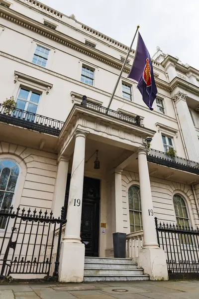 İngiltere, Londra 'daki Brunei Darussalam Yüksek Komisyonu' nun dış görünüşü, elçilik mimarisi ve bayrağını gösteriyor. Londra, İngiltere, 6 Nisan 2024