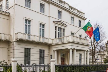Londra 'daki Portekiz Büyükelçiliği' nin dış görünüşü. Klasik diplomatik binanın üzerinde dalgalanan Portekiz ulusal bayrağı ve Avrupa Birliği bayrağı yer alıyor. Londra, İngiltere, 6 Nisan 2024