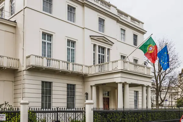 Londra 'daki Portekiz Büyükelçiliği' nin dış görünüşü. Klasik diplomatik binanın üzerinde dalgalanan Portekiz ulusal bayrağı ve Avrupa Birliği bayrağı yer alıyor. Londra, İngiltere, 6 Nisan 2024