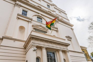 Gana Yüksek Komisyonu 'nun dış görünüşü, Londra, Ganalı bayrağı ve tarihi elçilik binasını gösteriyor. Londra, İngiltere, 6 Nisan 2024