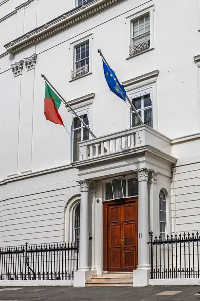 İngiltere, Londra 'daki Portekiz Büyükelçiliği. Girişte Portekiz ve AB bayrakları, klasik mimarisi ve resmi plaketi bulunan tarihi bina. Londra, İngiltere, 6 Nisan 2024