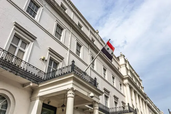 Londra 'daki Suriye Büyükelçiliği. Ulusal Suriye bayrağı ve klasik mimari detayları olan diplomatik binanın dışı. Londra, İngiltere, 6 Nisan 2024