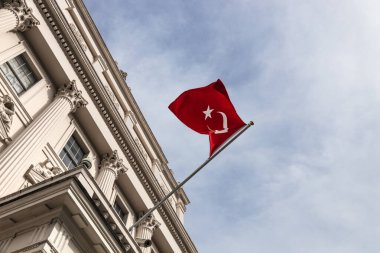 Londra 'daki Türkiye Büyükelçiliği. Türk ulusal bayrağı ve klasik mimarisi olan diplomatik binanın dışı. Londra, İngiltere, 6 Nisan 2024