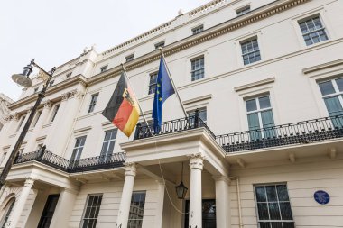 Londra, İngiltere 'deki Almanya Büyükelçiliği. Alman ve AB bayrakları ve klasik mimarisi olan resmi diplomatik binanın dışı. Londra, İngiltere, 6 Nisan 2024
