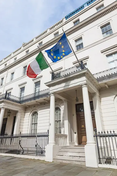 Londra, İngiltere 'deki İtalyan Kültür Enstitüsü. İtalyan ve AB bayrakları, tarihi mimari ve kültür merkezi tabelasıyla dış görünüş. Londra, İngiltere, 6 Nisan 2024