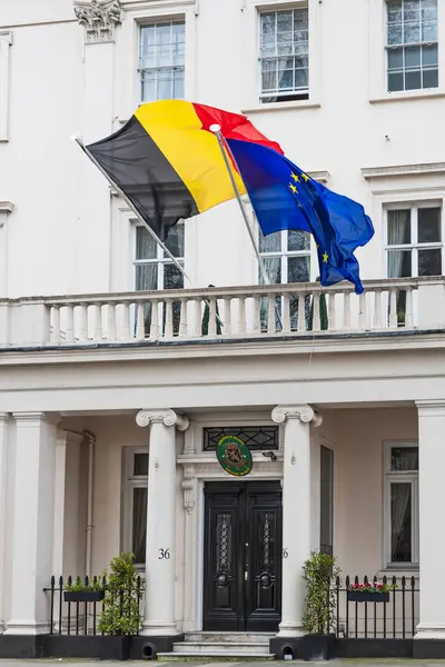 Londra, İngiltere 'deki Belçika Büyükelçiliği. Belçika ve AB bayrakları ve klasik mimari ile resmi ikamet yeri. Londra, İngiltere, 6 Nisan 2024
