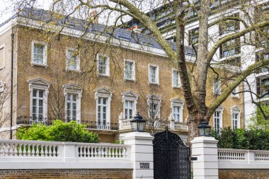 Klasik Londra evi. Zarif beyaz çerçeveli pencereleri ve geleneksel kapısı var..