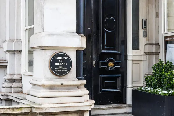 Londra 'daki İrlanda Büyükelçiliği. Resmi tabelası ve zarif mimari girişi var. Londra, İngiltere, 6 Nisan 2024