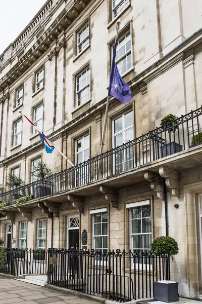 Londra 'daki Lüksemburg Büyükelçiliği' nin dış cephesinde ulusal bayraklar var. Londra, İngiltere, 6 Nisan 2024