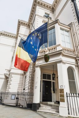 Zarif bir tarihi binada ulusal ve AB bayrakları sergilenen Belçika 'nın Londra Büyükelçiliği. Londra, İngiltere, 6 Nisan 2024