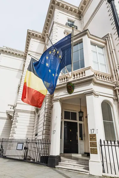 Zarif bir tarihi binada ulusal ve AB bayrakları sergilenen Belçika 'nın Londra Büyükelçiliği. Londra, İngiltere, 6 Nisan 2024