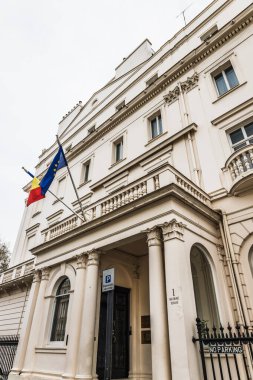 Romanya 'nın Londra Büyükelçiliği' nin dışında ulusal bayrak ve klasik mimari sergileniyor. Londra, İngiltere, 6 Nisan 2024