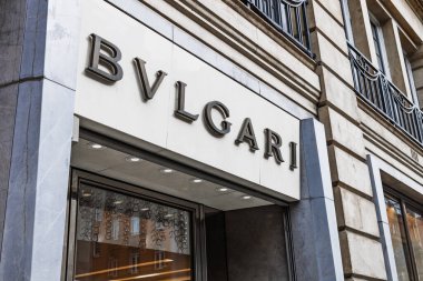 Londra 'daki BVLGARI butik mağazası. Iconic İtalyan lüks mücevherleri, saatleri ve aksesuarları şık bir dış görünüşü var. Londra, İngiltere, 6 Nisan 2024