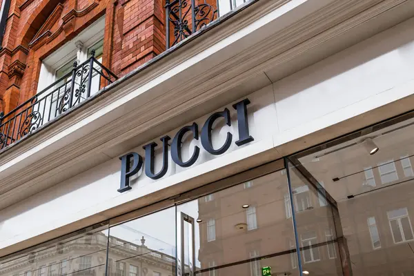 Pucci mağazasının şık bir cephesi, şık bir alışveriş bölgesinde ele geçirilmiş, marka işaretleri görülüyor. Londra, İngiltere, 6 Nisan 2024