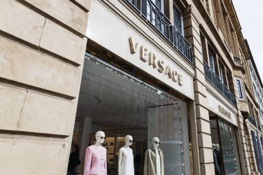 Londra 'daki Versace butik mağazası. İtalyan lüks markası, tasarımcı modası, aksesuarları ve zarif gösteriler konusunda uzmanlaşmış. Londra, İngiltere, 6 Nisan 2024