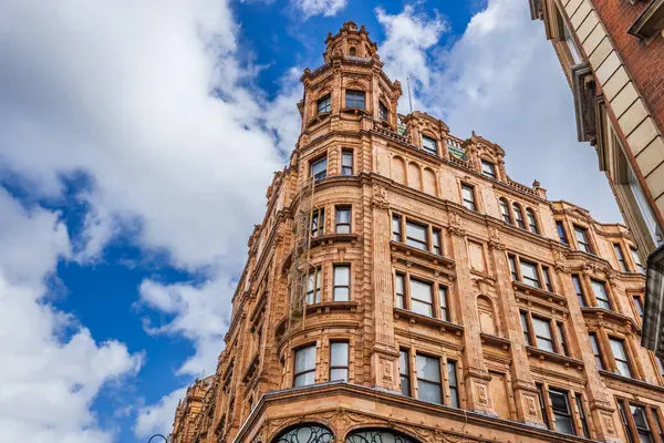Harrods 'un Londra' daki dış görünüşü dekoratif cephesini, büyük cam pencerelerini ve tarihi İngiliz perakende mirasını simgeleyen lüks tasarımını gözler önüne seriyor. Londra, İngiltere, 7 Nisan 2024
