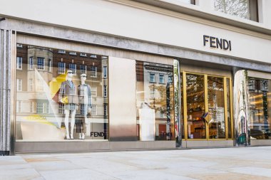 Londra 'daki Fendi butik mağazası. İkonik İtalyan lüks moda markası şık vitrinleri ve zarif tasarımı var. Londra, İngiltere, 6 Nisan 2024
