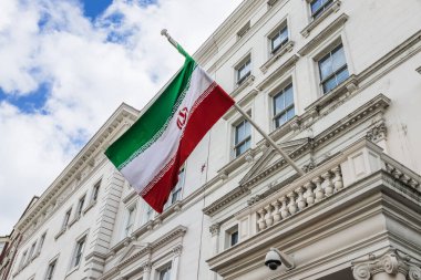 Geleneksel bir cephede ulusal bayrağın dalgalandığı İran İslam Cumhuriyeti 'nin Londra büyükelçiliği. Londra, İngiltere, 7 Nisan 2024
