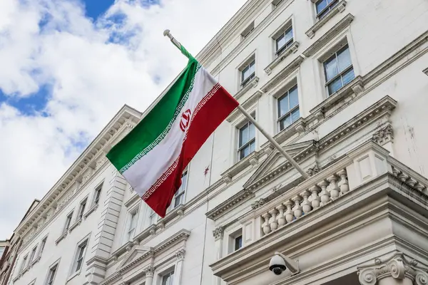 Geleneksel bir cephede ulusal bayrağın dalgalandığı İran İslam Cumhuriyeti 'nin Londra büyükelçiliği. Londra, İngiltere, 7 Nisan 2024