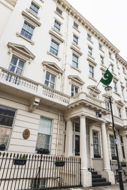 Londra, İngiltere 'deki Pakistan Yüksek Komisyonu. Pakistan bayrağı ve klasik mimarisi olan resmi diplomatik bina. Londra, İngiltere, 6 Nisan 2024