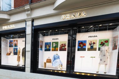 Lüks Prada mağazası vitrin vitrinleri lüks moda ve sanatsal unsurlarla sergileniyor. Londra, İngiltere, 6 Nisan 2024