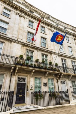 Londra 'daki Singapur Yüksek Komisyonu. Singapur bayrakları ve tarihi mimarisi olan resmi diplomatik bina. Londra, İngiltere, 6 Nisan 2024