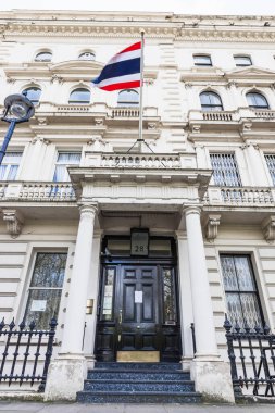 Londra 'daki Tayland Kraliyet Elçiliği' nin ulusal bayrağı büyük tarihi bir beyaz binanın üzerinde dalgalanıyor. Londra, İngiltere, 7 Nisan 2024