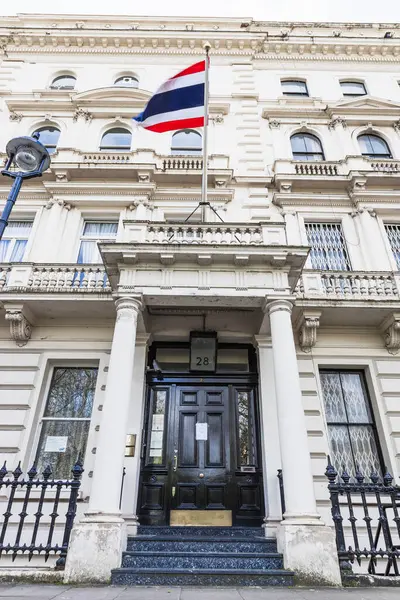 Londra 'daki Tayland Kraliyet Elçiliği' nin ulusal bayrağı büyük tarihi bir beyaz binanın üzerinde dalgalanıyor. Londra, İngiltere, 7 Nisan 2024