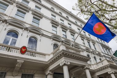 Tayland Büyükelçiliği Güney Kensington, Londra 'da yer almaktadır. Tayland Kraliyet Elçiliği bayrağı taşıyan tarihi, beyaz diplomatik binanın ön cephesi. Londra, İngiltere, 7 Nisan 2024