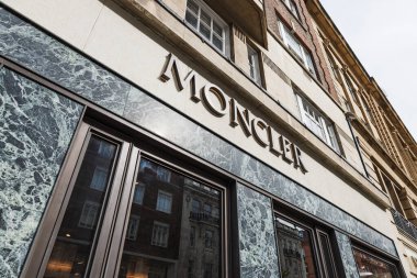 Moncler butik mağazası Londra 'da. Tasarımcı dış giyim ve şık gösterileriyle tanınan ikonik İtalyan lüks moda markası. Londra, İngiltere, 6 Nisan 2024