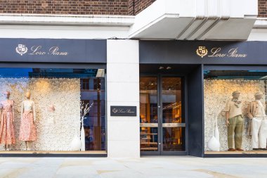 Modern Loro Piana vitrininde mankenler şık kıyafetler sergiliyor, moda trendlerini ön plana çıkarıyor. Londra, İngiltere, 6 Nisan 2024