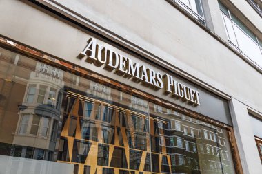 Londra 'daki Audemars Piguet butik mağazası. Seçkin İsviçre lüks saatleri ve zarif mağaza mimarisi. Londra, İngiltere, 6 Nisan 2024