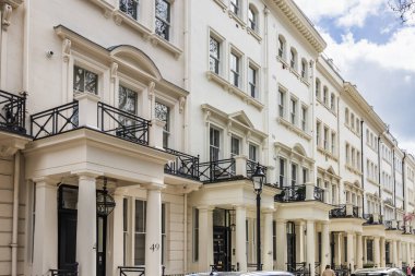 Londra 'da beyaz cepheli ve dekoratif balkonların sergilendiği güzel Gürcü teraslı evler.
