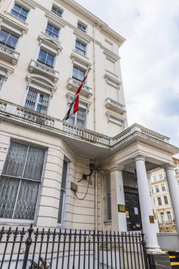 Londra 'daki Yemen Büyükelçiliği, tarihi beyaz bir binada ulusal bayrak sallayarak giriş yaptı. Londra, İngiltere, 7 Nisan 2024