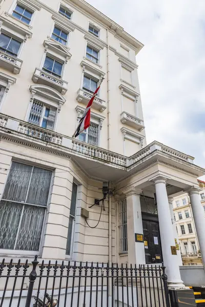 Londra 'daki Yemen Büyükelçiliği, tarihi beyaz bir binada ulusal bayrak sallayarak giriş yaptı. Londra, İngiltere, 7 Nisan 2024