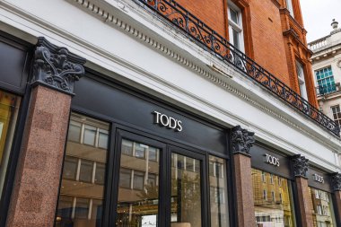 Londra 'daki Tods butiğinin dış görünüşü, klasik tasarım ve son moda sergileniyor. Londra, İngiltere, 6 Nisan 2024