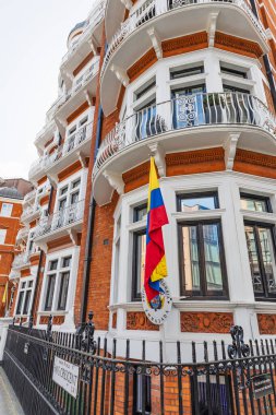 Londra 'daki Kolombiya Büyükelçiliği, tarihi bir kırmızı tuğla binada ulusal bayrak taşıyor. Birleşik Krallık 'taki resmi diplomatik misyon ve konsolosluk. Londra, İngiltere, 7 Nisan 2024