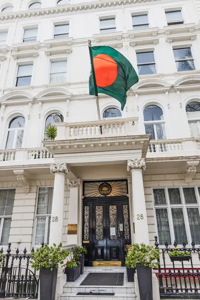 Londra 'daki Bangladeş Yüksek Komisyonu büyük tarihi bir elçilik binasında ulusal bayrağı sergiliyor. Londra, İngiltere, 7 Nisan 2024