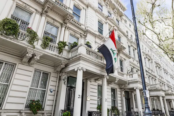 Tarihi bir binanın girişinde ulusal bayrağın dalgalandığı Irak 'ın Londra Büyükelçiliği. Londra, İngiltere, 7 Nisan 2024