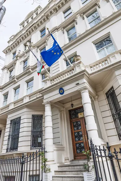 Klasik bir beyaz taş binanın üzerinde AB ve Bulgar bayrakları bulunan Londra 'daki Bulgaristan Büyükelçiliği. Londra, İngiltere, 7 Nisan 2024