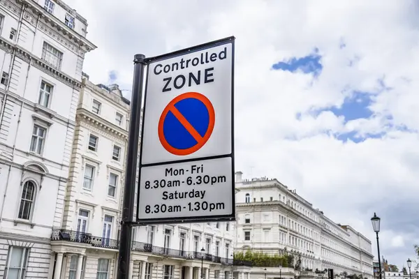 Londra 'nın merkezinde, arka planda Gürcü tarzı binalar bulunan kontrollü park alanı tabelası..