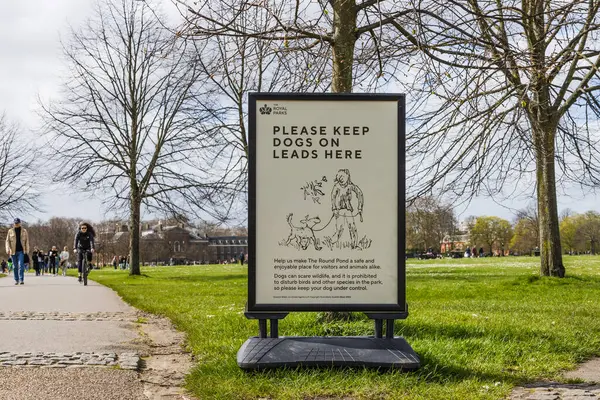 Londra, Kensington Bahçeleri 'nde imza atın. Ziyaretçilere park güvenliği için ipuçlarını takip etmelerini tavsiye edin. Londra, İngiltere, 7 Nisan 2024