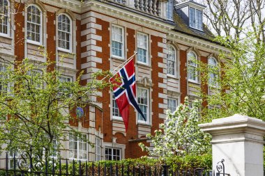 Londra 'daki Norveç Büyükelçiliği Konutu. Tarihi bir kırmızı tuğla bina üzerinde ulusal bayrağıyla. Londra, İngiltere, 7 Nisan 2024