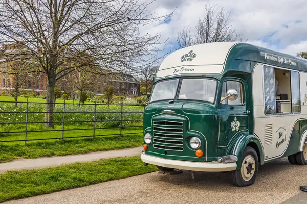 Şehir parkına park edilmiş Retro Dondurma Minibüsü. Dışarıdaki ziyaretçilere soğuk ikram vermeye hazır. Londra, İngiltere, 7 Nisan 2024