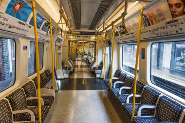 Modern Londra metro içi simetrik oturma ve temiz, ferah vagon. Londra, İngiltere, 7 Nisan 2024