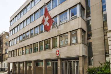 Londra 'daki İsviçre Büyükelçiliği modern bir beton cephe ve İsviçre bayrağına sahiptir. Londra, İngiltere, 14 Nisan 2024