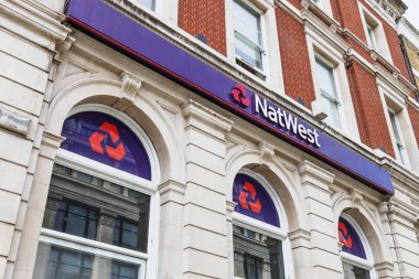 NatWest logosu, Londra şehir manzarasında klasik bir kırmızı tuğla bina üzerinde yer alıyordu. Londra, İngiltere, 14 Nisan 2024