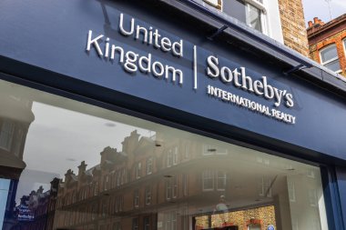 Sotheby Uluslararası Gayrimenkul Ofisi 'nin dış tarafında açık bir marka ve tabela var. Londra, İngiltere, 14 Nisan 2024